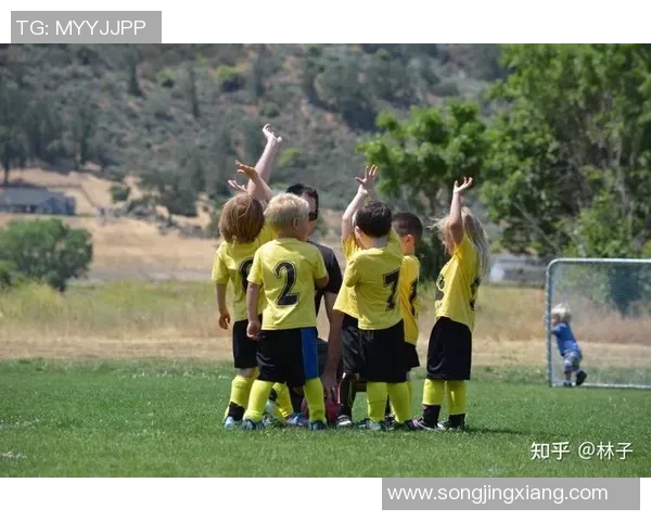 小孩与足球明星的亲密互动揭示了未来足球之星的成长之路